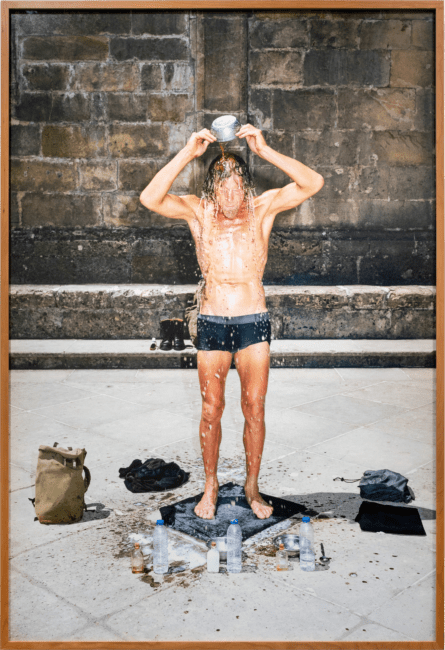 Gabriel fotografiert von Stefan Hähnel MA I – Die Dritte Waschung oder die Honigtaufe, 2019 Pigmentdruck auf Photo Rag Baryta, 200 × 135 cm