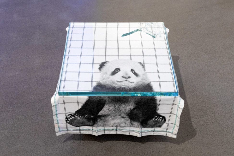 Sinnbild des letzten Menschen? Der Symbolist Martychowiec findet diesen gespiegelt in der Figur des Pandas. Hier ein Blick auf die momentan im Bublitz. Thesaurós. Uhlandstraße. präsentierte Arbeit Shred of Turin von 2020.