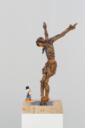 pars pro toto 2 (Dagobert und der Gesalbte) 144,5 × 29 × 26,5 cm, Christusfigur, Dagobertfigur, Stein, Epoxidharz, Pigmente, Sockel, Fragmentierung, 2026