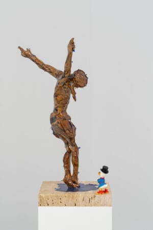 pars pro toto 2 (Dagobert und der Gesalbte) 144,5 × 29 × 26,5 cm, Christusfigur, Dagobertfigur, Stein, Epoxidharz, Pigmente, Sockel, Fragmentierung, 2026